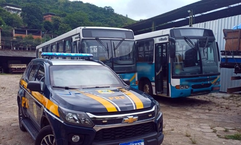 Ônibus são apreendidos na BR-040, em Três Rios