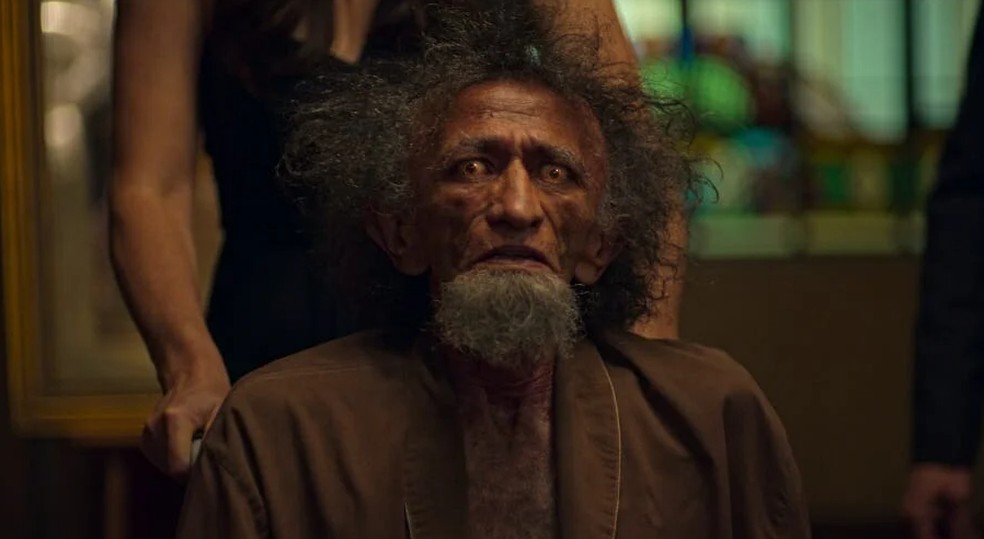Mestre Sebá interpretou o personagem Lazo, na série Cidade Invisível (Netflix) — Foto: Reprodução: Netflix