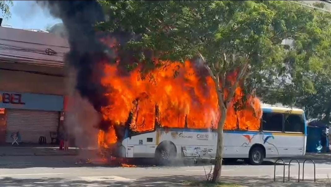 Ônibus pega fogo e fecha trecho da Estrada de Jacarepaguá