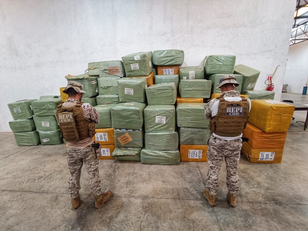 Suspeitos de contrabando foram conduzidos para a Delegacia Regional de Tianguá, onde todos foram autuados por crime contra a administração pública. — Foto: SSPDS/ Divulgação