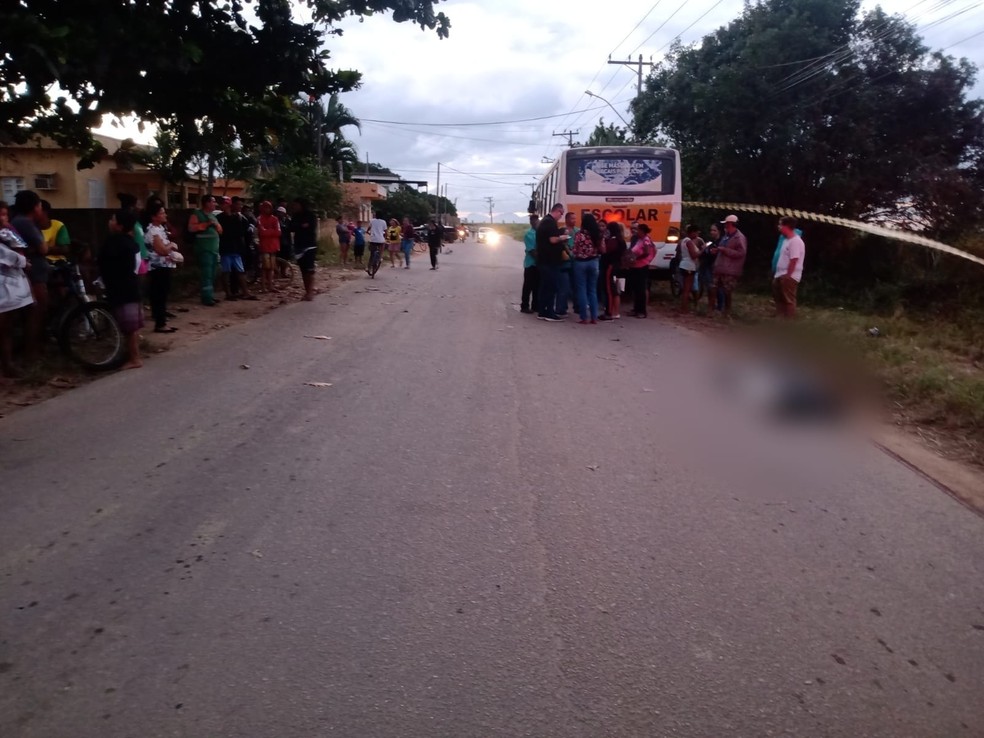 Adolescente de 13 anos morre após ser atropelada e arrastada por ônibus escolar em Campos, no RJ — Foto: Phelipe Soares/Inter TV