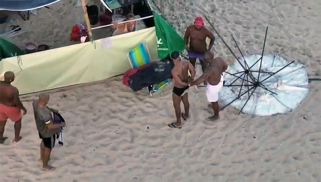 VÍDEO: homem apontado como chefe do tráfico de Macaé é preso na Praia de Copacabana