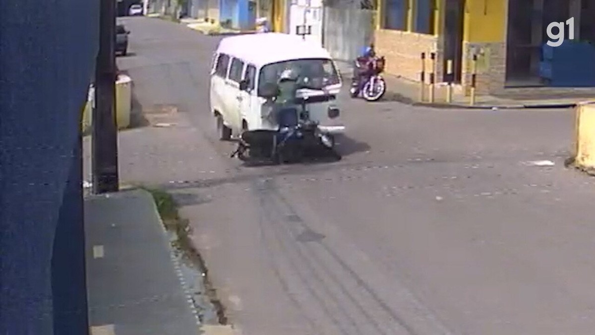 Motociclista morre após ser atingido por Kombi em cruzamento na Zona Norte de Manaus; VÍDEO