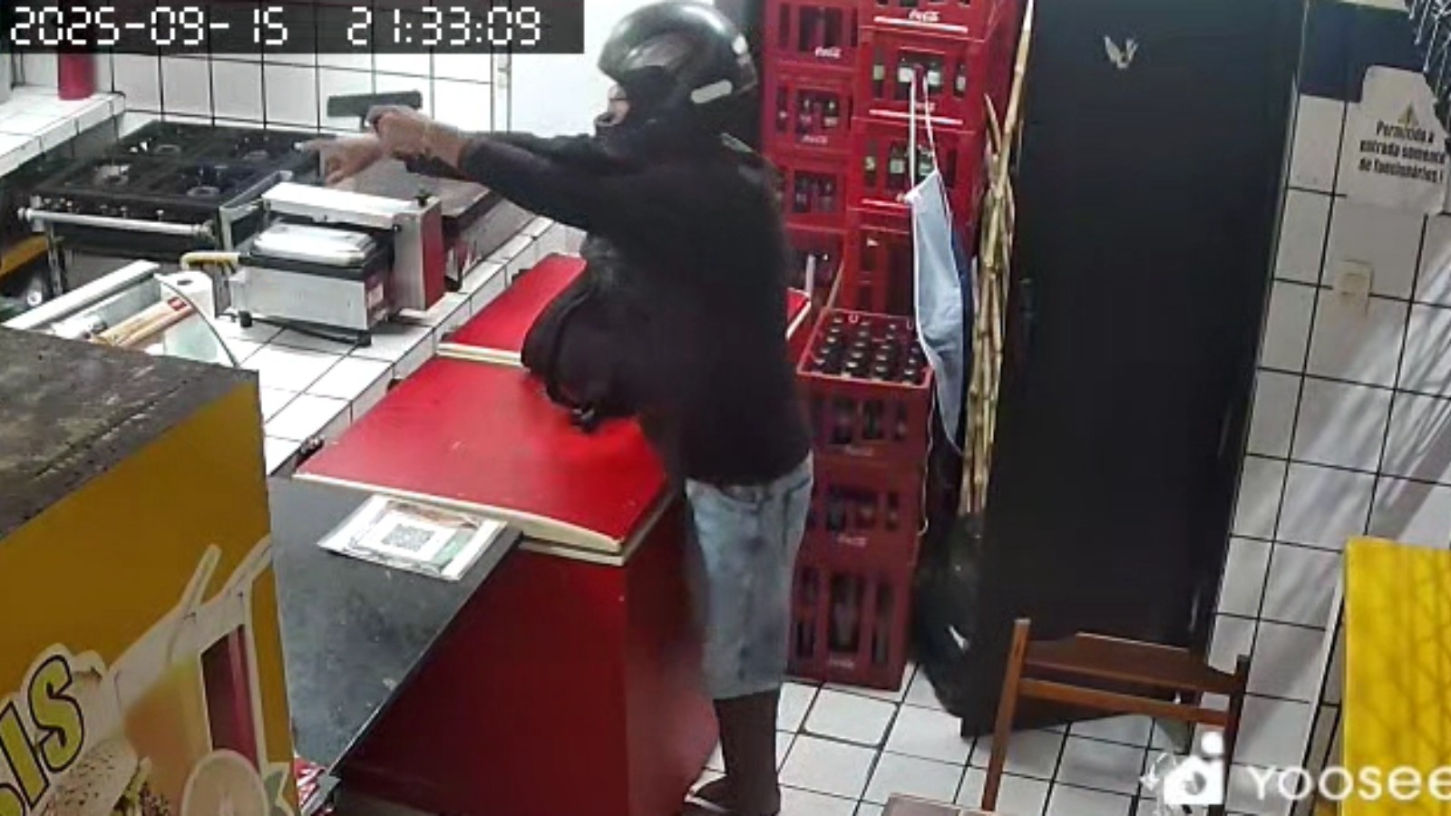 VÍDEO: Criminoso armado rouba colar de ouro de comerciante em lanchonete dentro da UFPI: 'disse que iria atirar caso eu não entregasse'