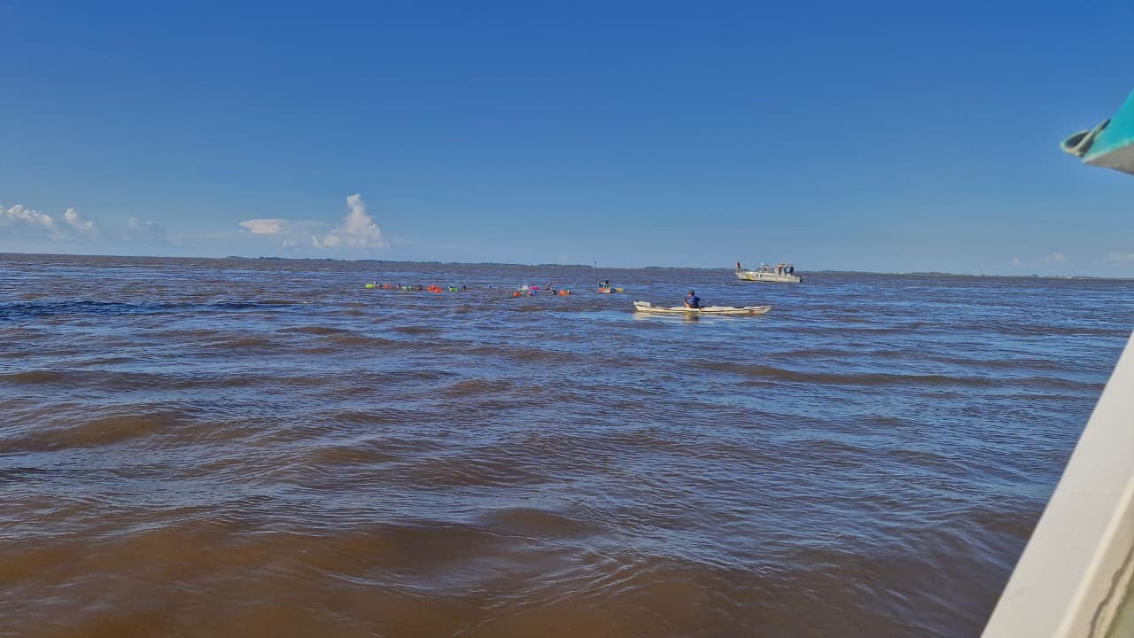 Ativista colombiano que cruza o rio Amazonas a nado chega a Santarém em defesa dos rios da Amazônia
