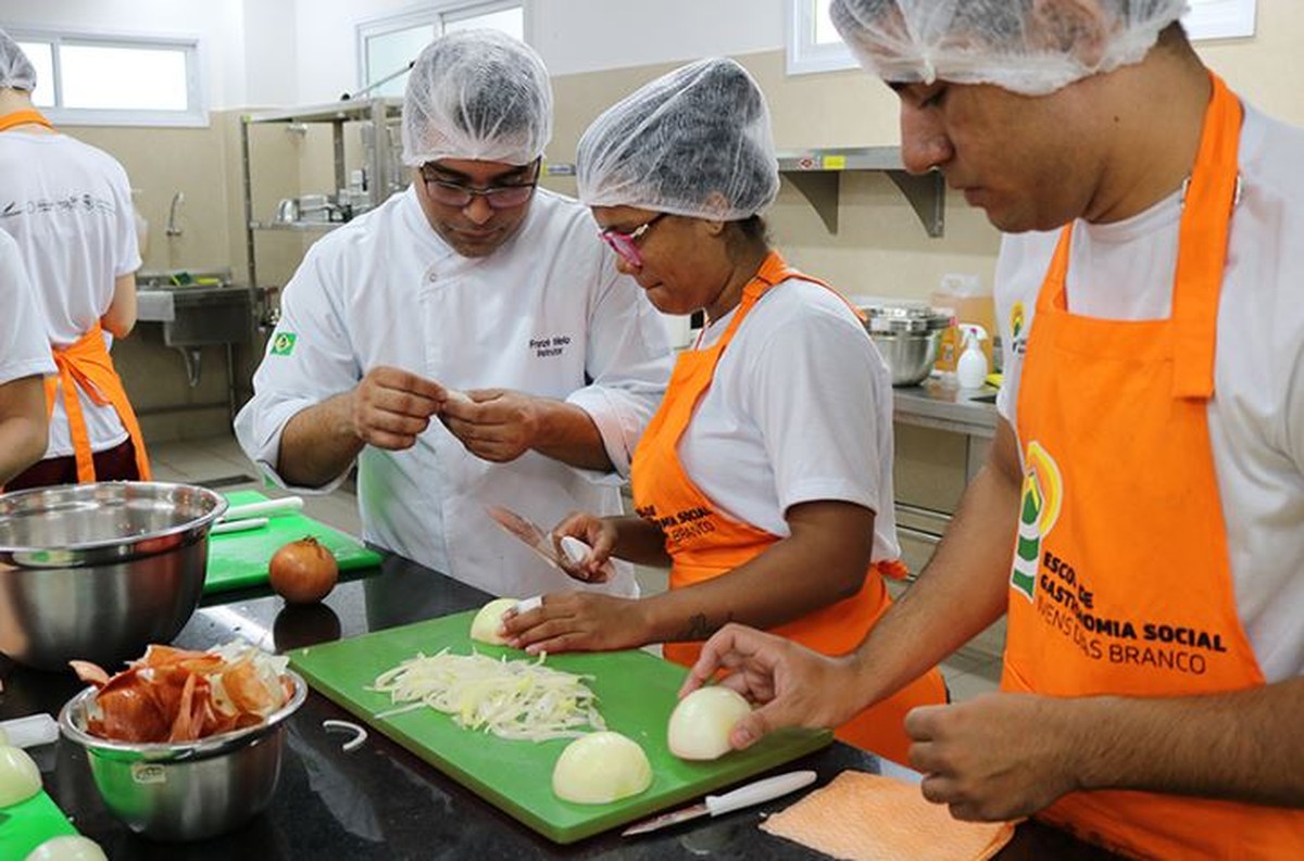 Escola de Gastronomia Social oferta 140 vagas para cursos profissionais ...