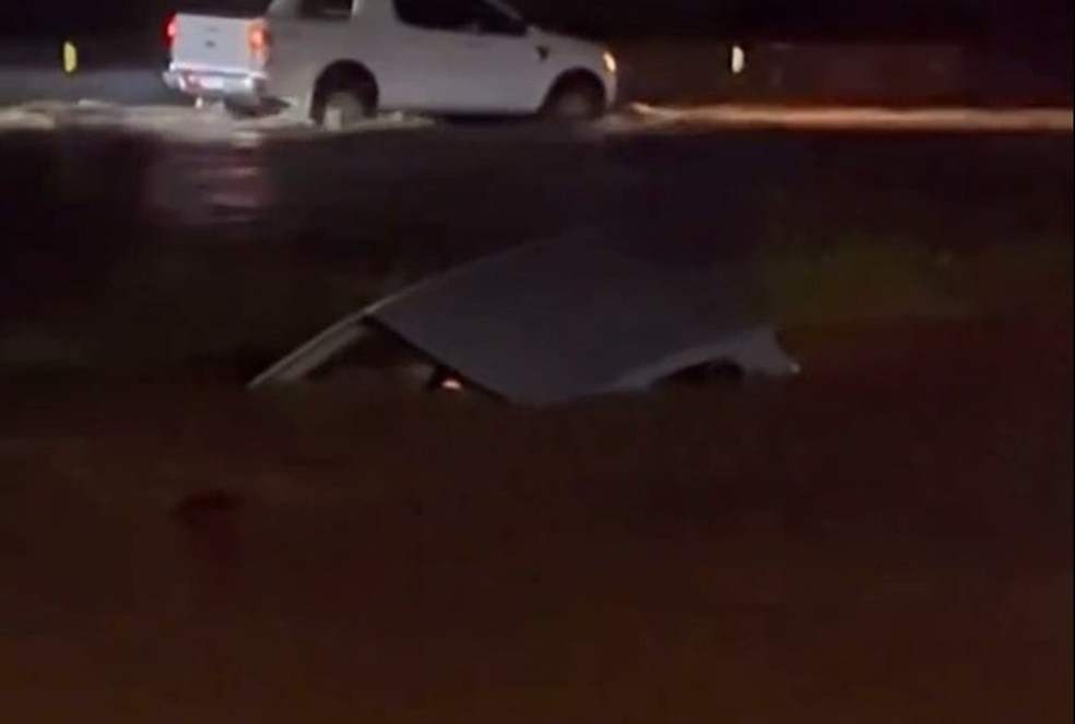 Carro foi 'engolido' por cratera ao lado da BR-101 em Araquari — Foto: Daiane Roza/ Arquivo pessoal