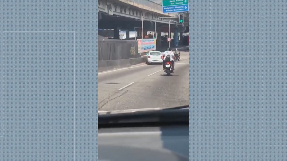 Homem ainda tenta pular pela janela para impedir colisão, mas não consegue — Foto: Reprodução/ TV Globo