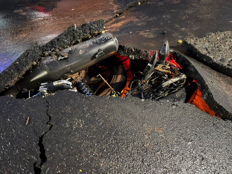 4 de 10
Moto foi 'engolida' após asfalto ceder em Bauru — Foto: Gabriel Pelosi/TV TEM