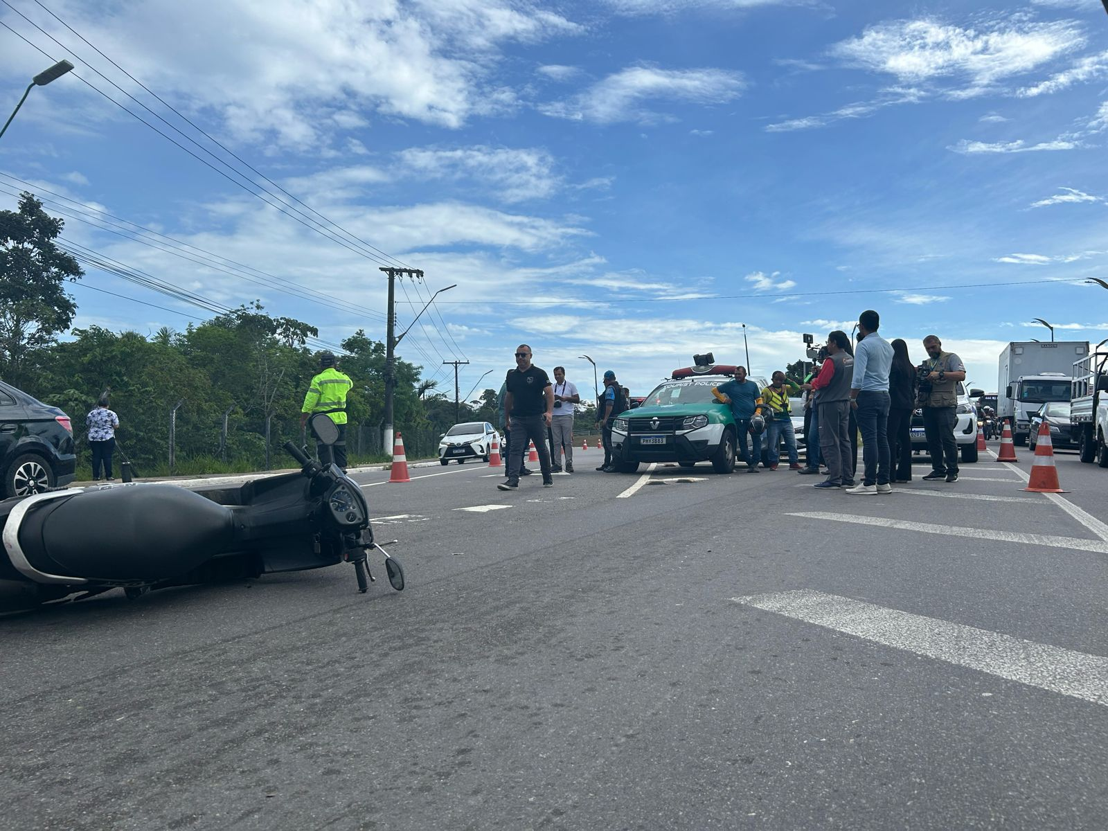 Motociclista morre após colidir contra um carro na estrada do Aeroporto de Manaus