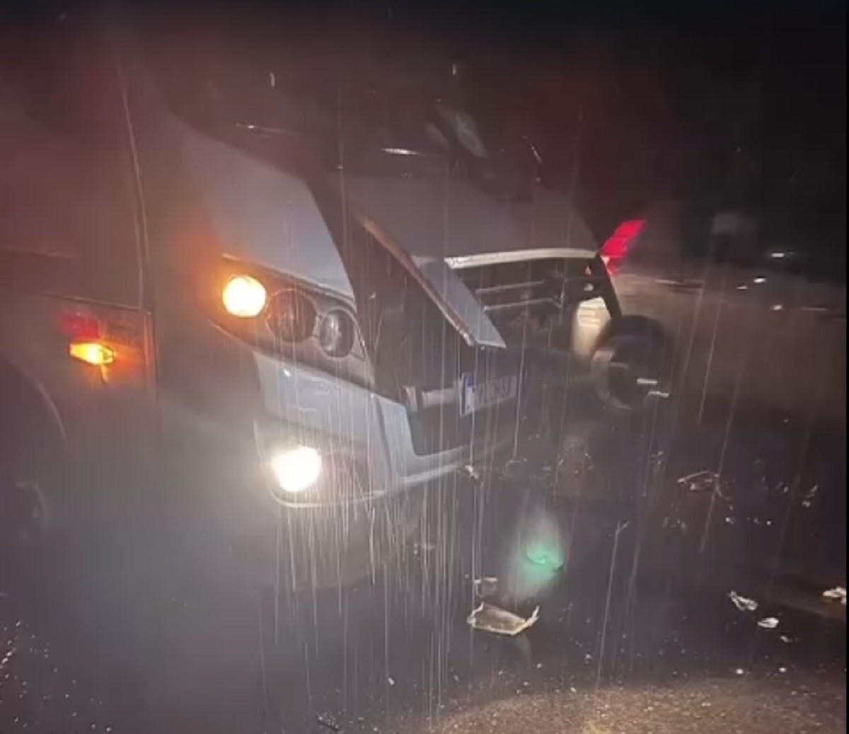 Acidente entre microônibus escolar e carro deixa idosos feridos na BR-267