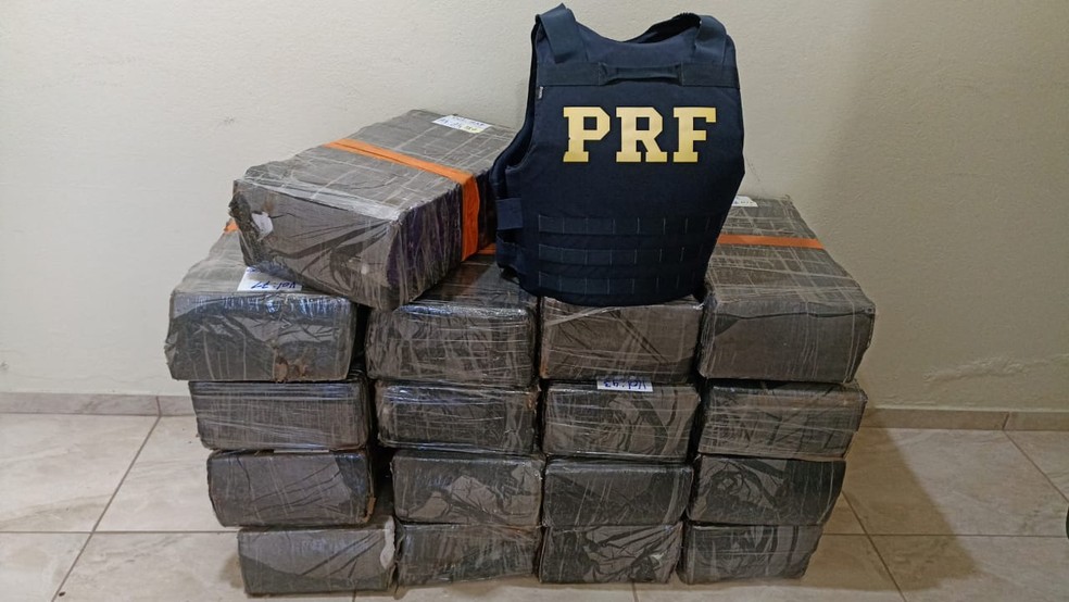 Após desconfirar de manobra, PRF intercepta carro com mais de 300 kg de maconha — Foto: PRF/ Divulgação