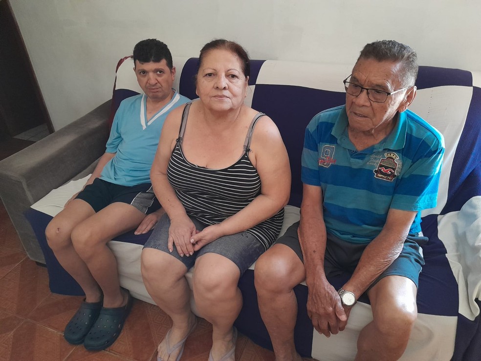 Dona Antonieta Cruz, de 65 anos, vive na viela adjacente da rua Amrica Central h 35 anos e no quer mudar ou vender seu imvel. - Foto: Rodrigo Rodrigues/g1
