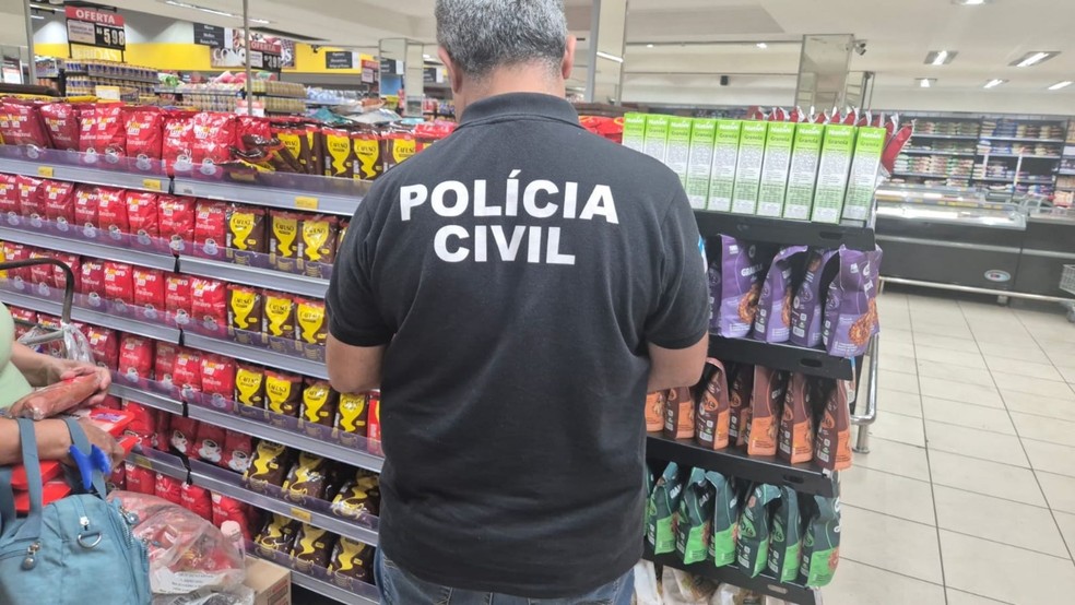 Mais de 8,5 toneladas de café são apreendidos em supermercados no Espírito Santo com irregularidades no peso e umidade — Foto: Divulgação/PCES