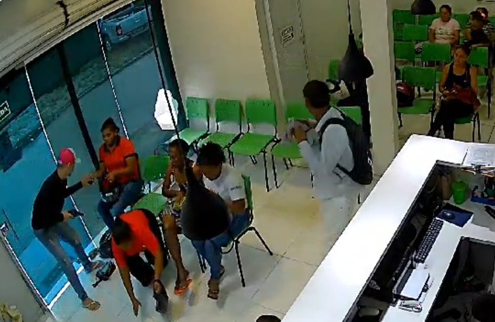 Momento em que criminosos armados anunciam assalto em clínica na Santa Maria da Codipi — Foto: Divulgação/PM