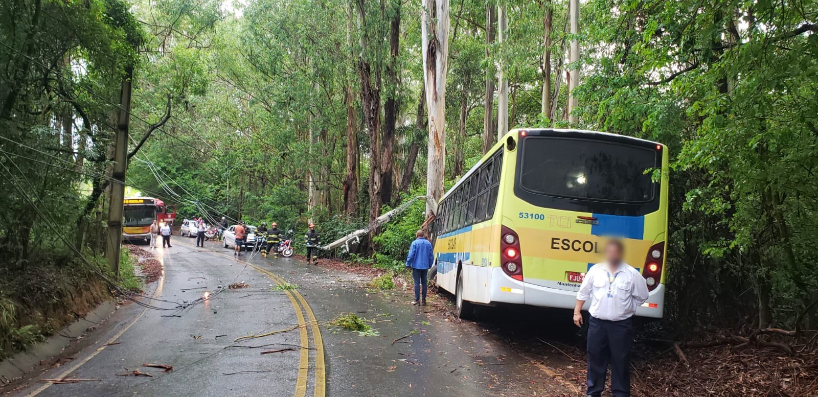 Ônibus escolar bate em poste e deixa crianças e monitora feridas no interior de SP