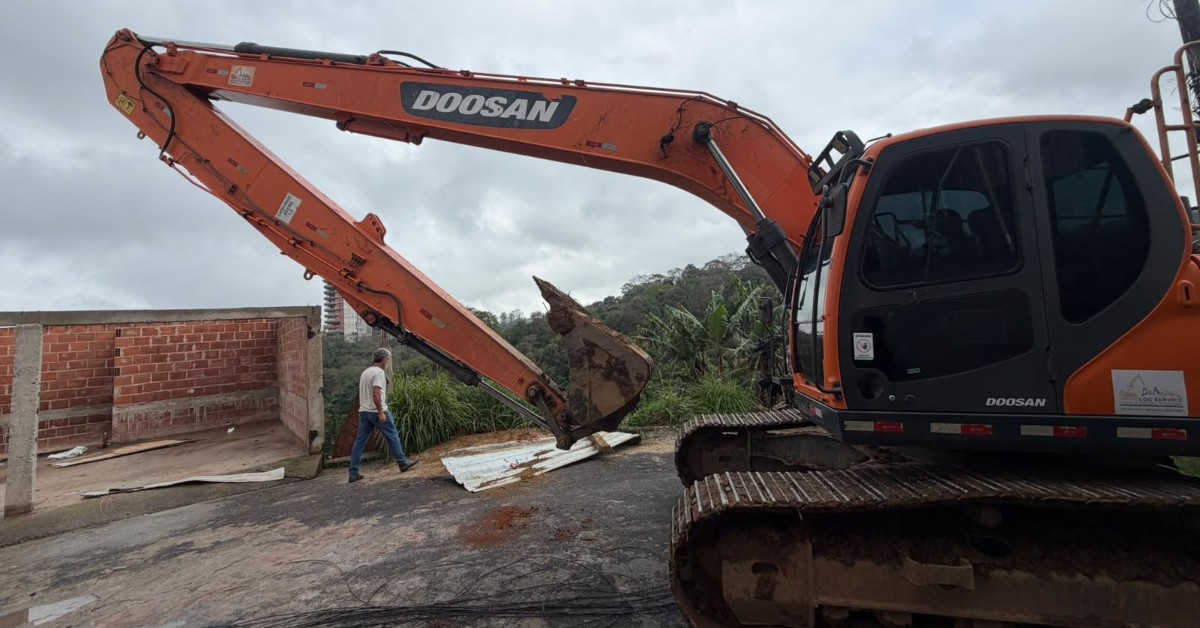 Imóveis interditados começam a ser demolidos no Dom Bosco, em Juiz de Fora; trânsito é alterado