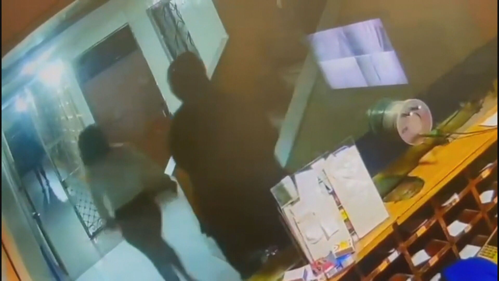 Polícia prende trio por agressão a porteiro de hotel em Niterói; funcionário foi esfaqueado por negar desconto 