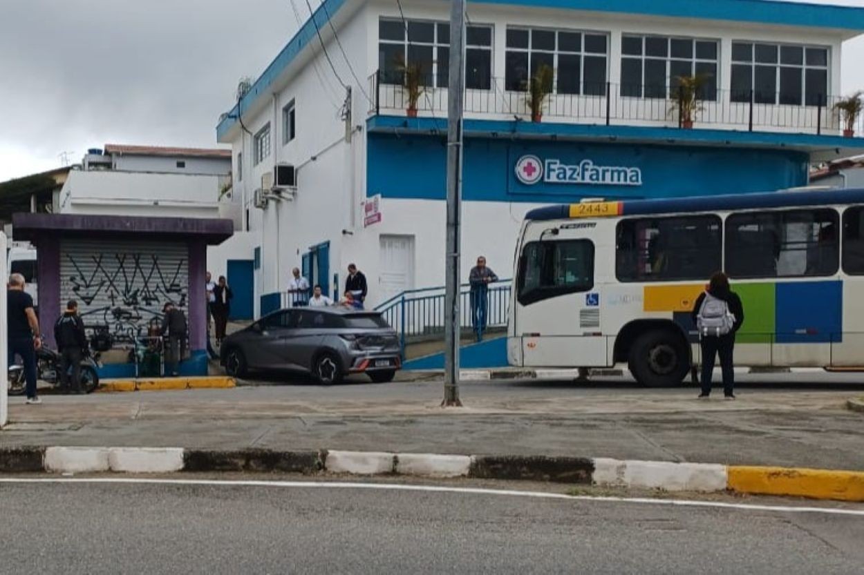 Vídeo mostra momento em que homem é atropelado após batida entre carro e ônibus em Mogi das Cruzes