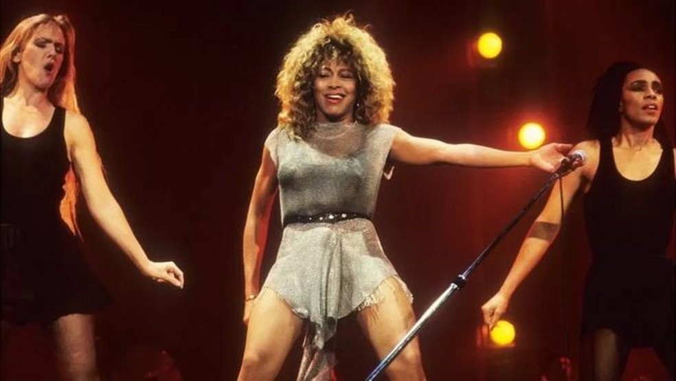 Tina Turner teve 11 sucessos no top 10 do Reino Unido e sete no top 10 dos EUA como artista solo e com o ex-marido Ike — Foto: Getty Images via BBC