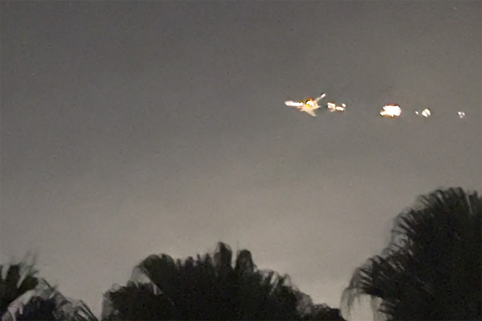 Motor de avião pega fogo em Miami — Foto: Melanie Adaros via AP