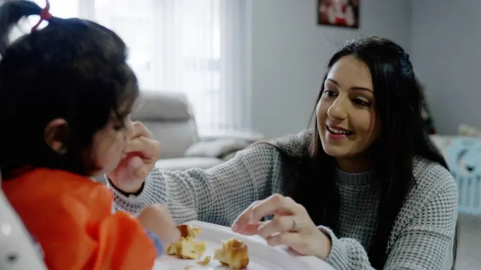Harleen não conseguiu encontrar um trabalho flexível depois de ter dois filhos — Foto: BBC