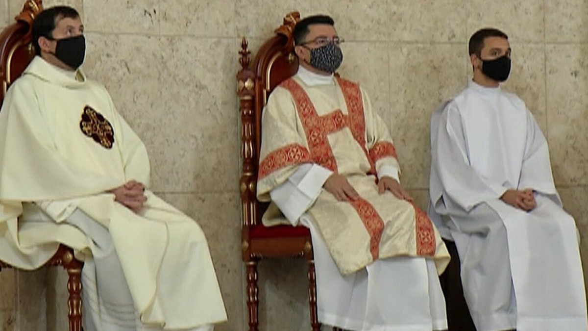 Catedral de Sant'Ana, em Mogi, realiza tradicional missa de Corpus Christi com fiéis presentes