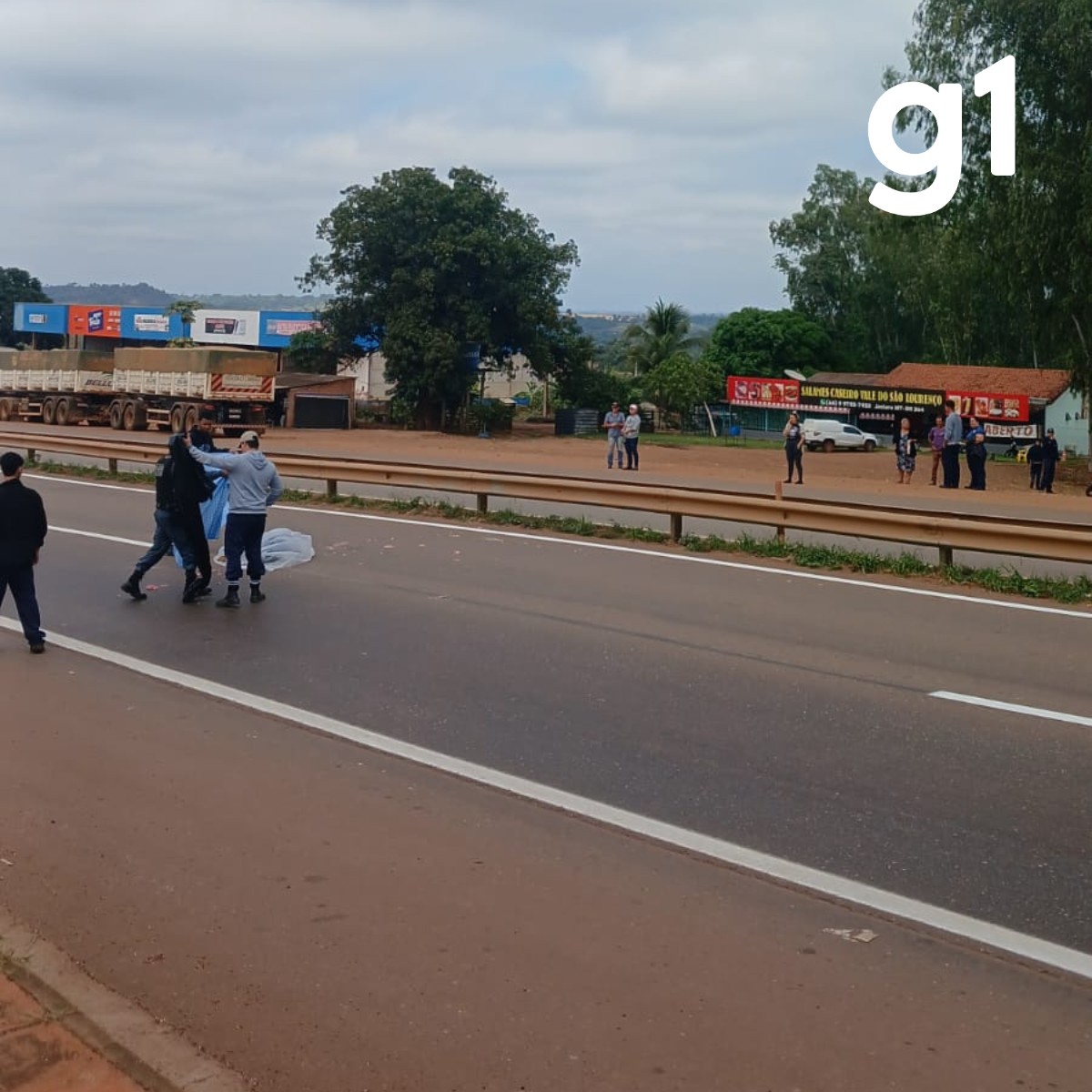 Jovem morre atropelada por caminhão após tropeçar durante travessia na BR-364 em MT; vídeo