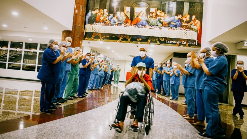 O cearense Eliezer Saldanha, de 75 anos, recebeu alta após ficar internado por Covid-19 no Hospital Leonardo Da Vinci, em Fortaleza. — Foto: Camila Lima