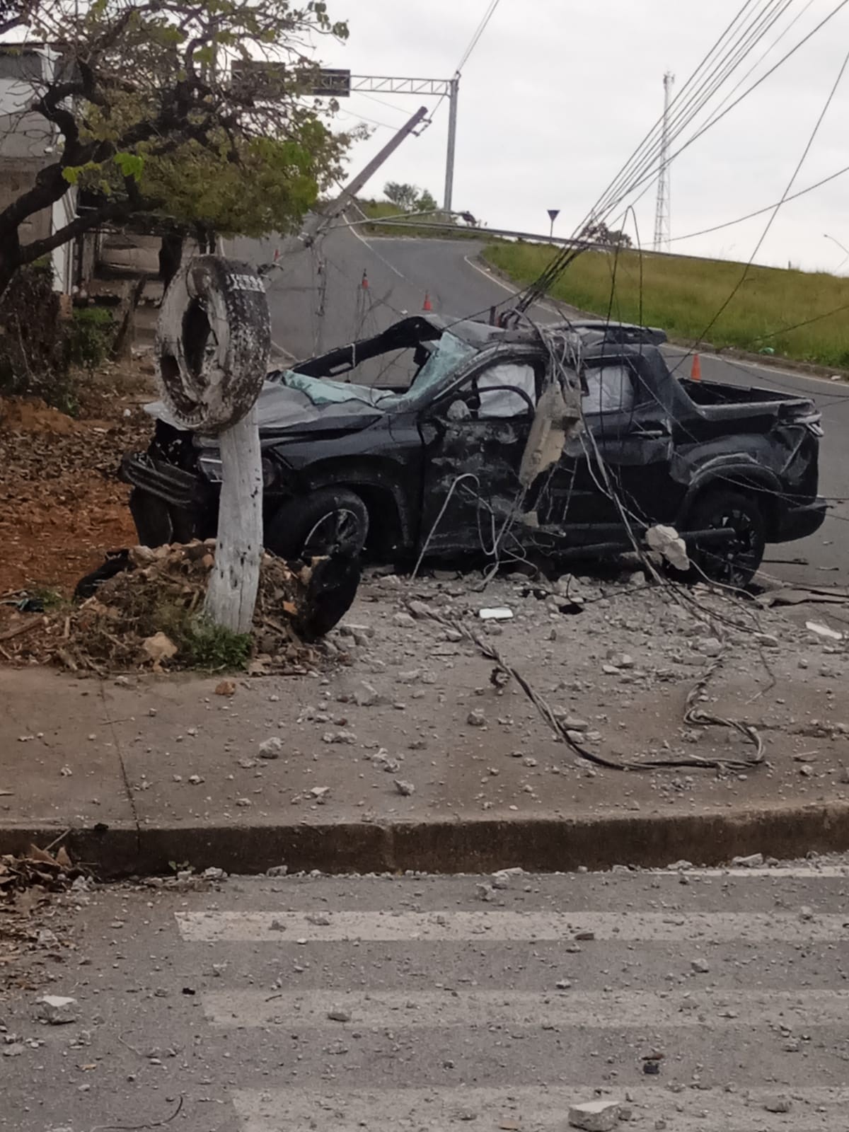 Adolescente fica ferido após caminhonete atingir dois postes em Curvelo