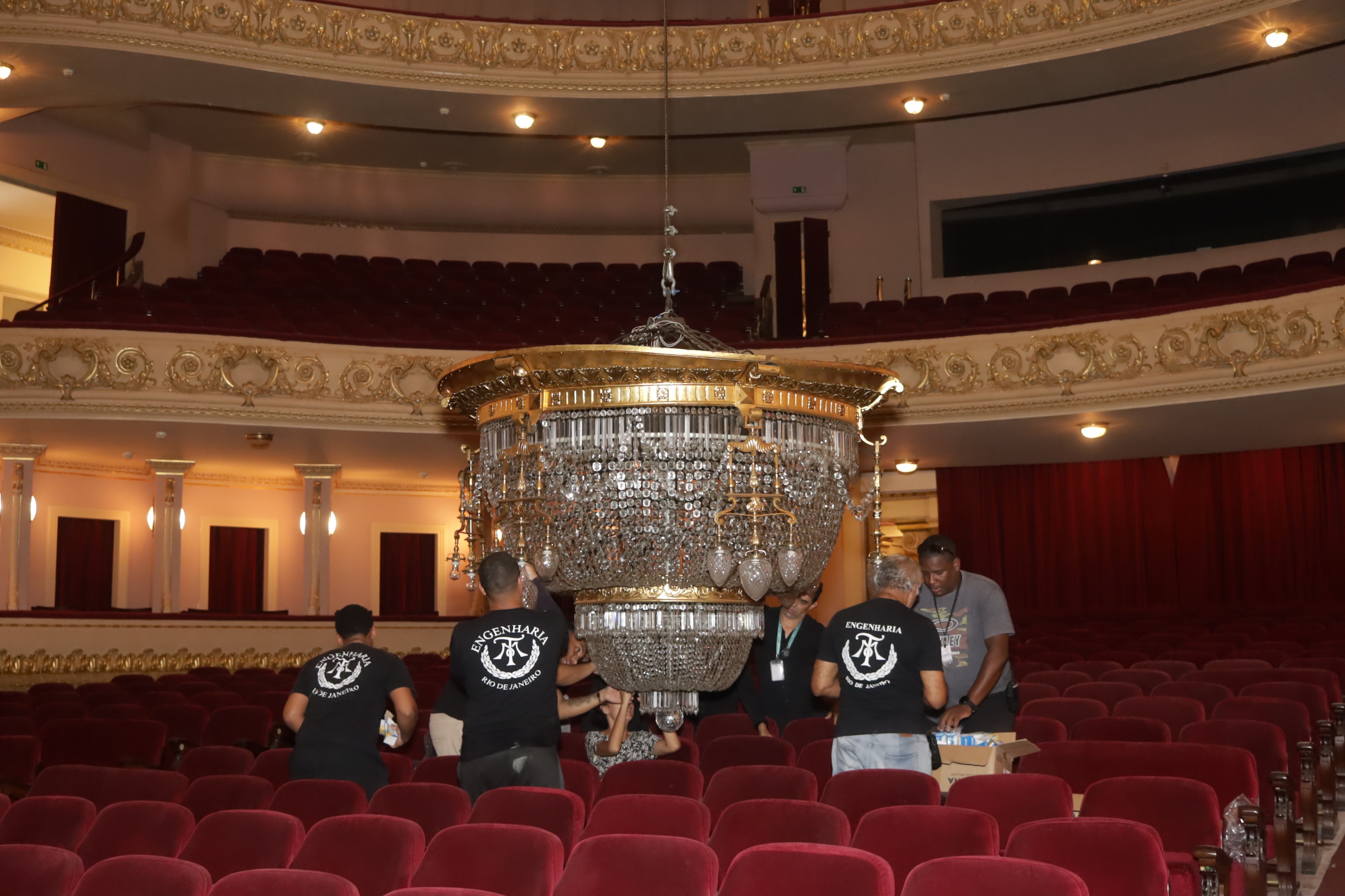Lustre histórico do Theatro Municipal passa por manutenção