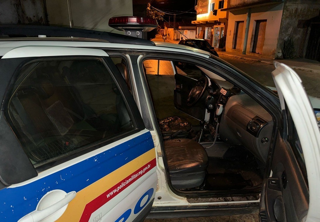 Homem incendeia viatura da PM enquanto esposa registrava BO no quartel após ser agredida