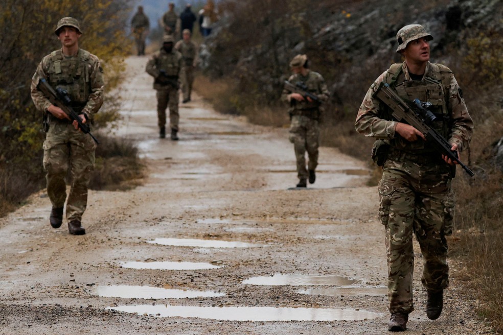 Foto de 24 de novembro de 2023 mostra tropas britânicas da Otan em patrulhamento em Jarinje, em Kosovo, na fronteira com a Sérvia — Foto: Valdrin Xhemaj/Reuters