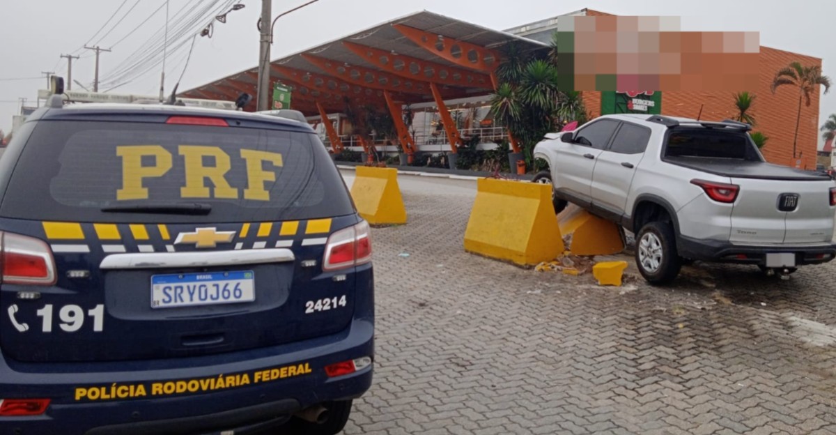 Motorista bate carro contra mureta de concreto na Via Dutra, em Resende 