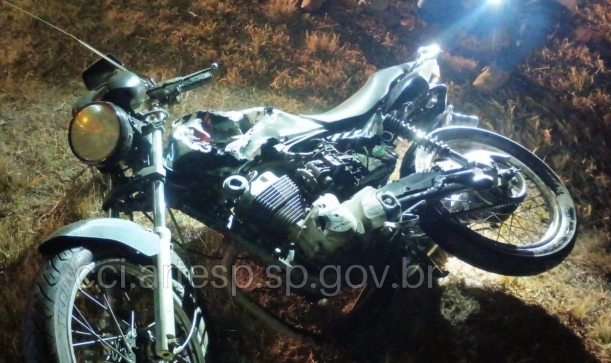 Motociclista e garupa ficam feridos após acidente com carro e ônibus na SP-310; motorista fugiu