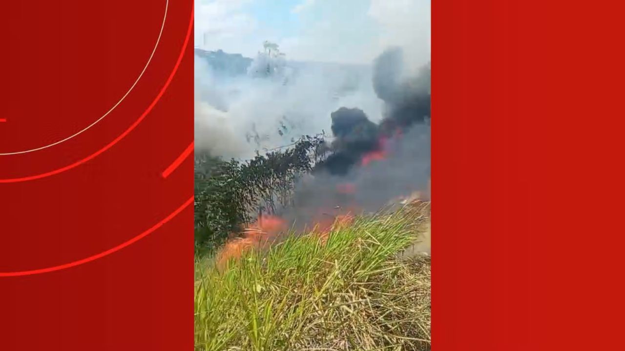 Vídeo mostra incêndio em área de mata às margens da Avenida Margarita, em Manaus