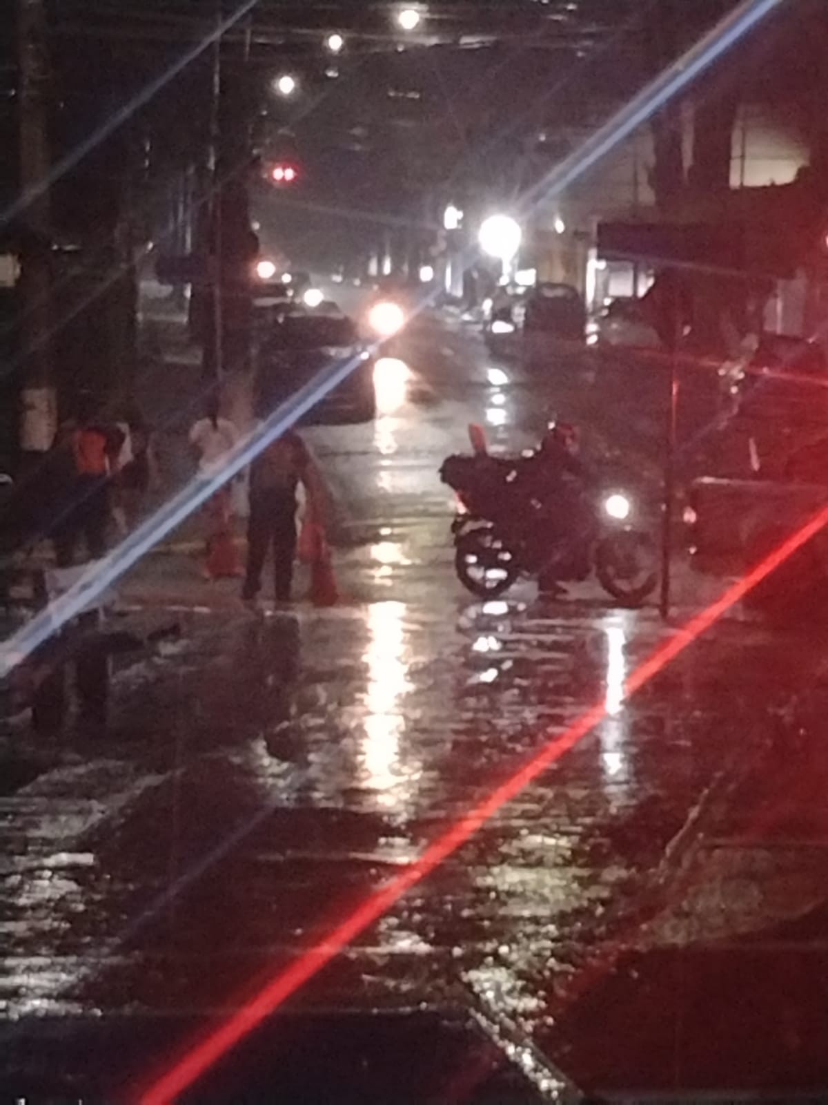 Chuva forte causa alagamentos, interdita ruas e invade casas em Mogi das Cruzes e Poá