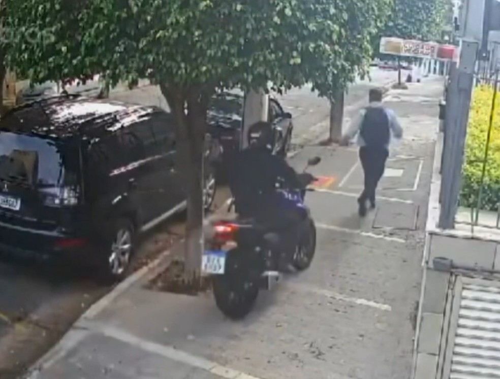 Criminoso avança com moto contra pedestre — Foto: Reprodução/TV Globo