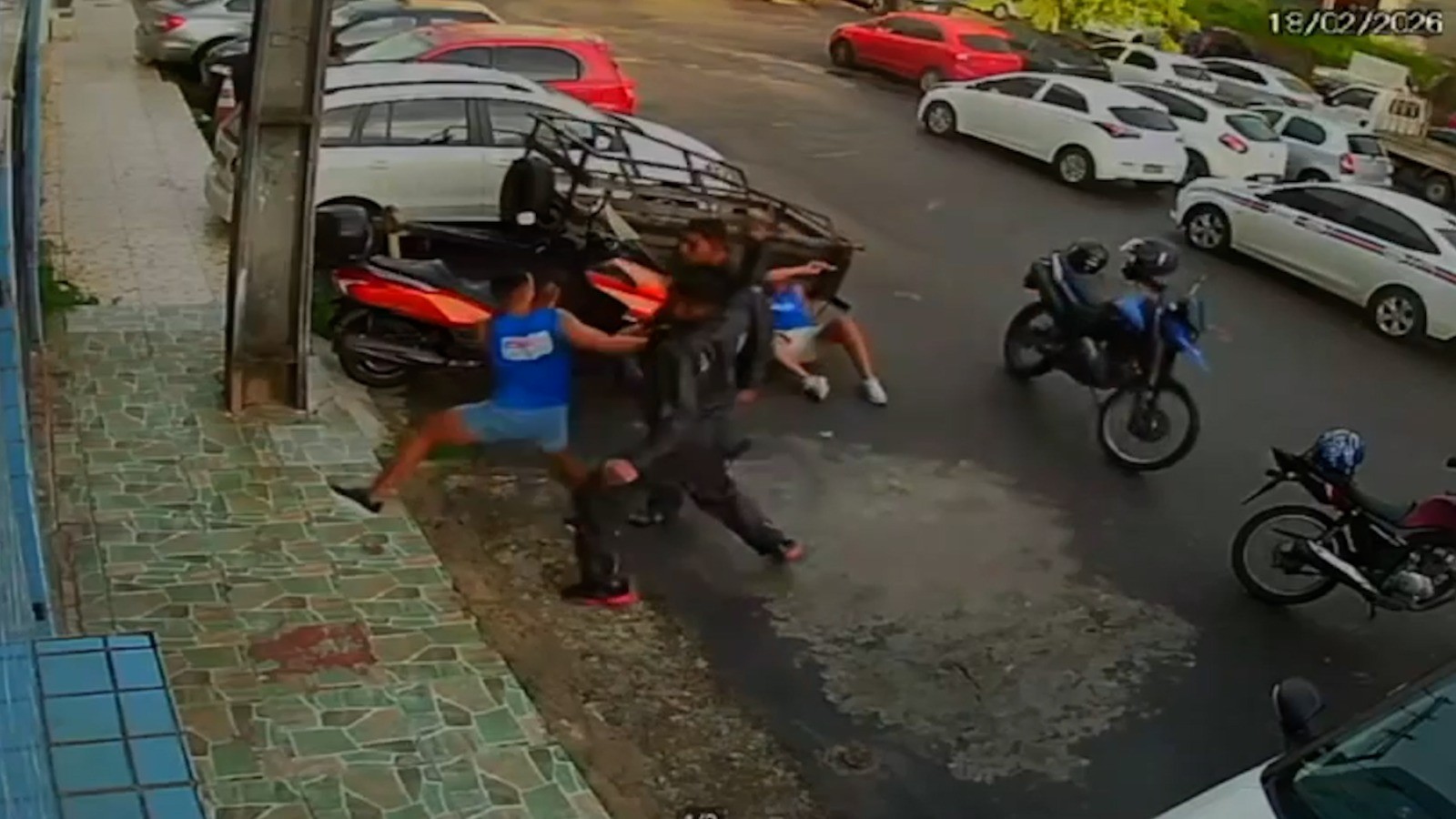 VÍDEO: Dois homens são agredidos com socos por mototaxistas em Salvador