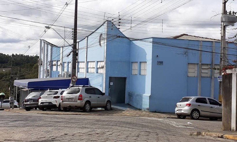 Motorista fica preso às ferragens após tombamento de caminhão na SP-250 em Guapiara