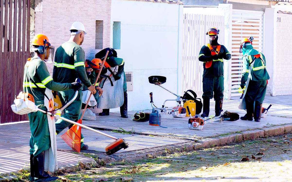 Prefeitura Presente inicia zeladoria pelos bairros com novas equipes e máquinas