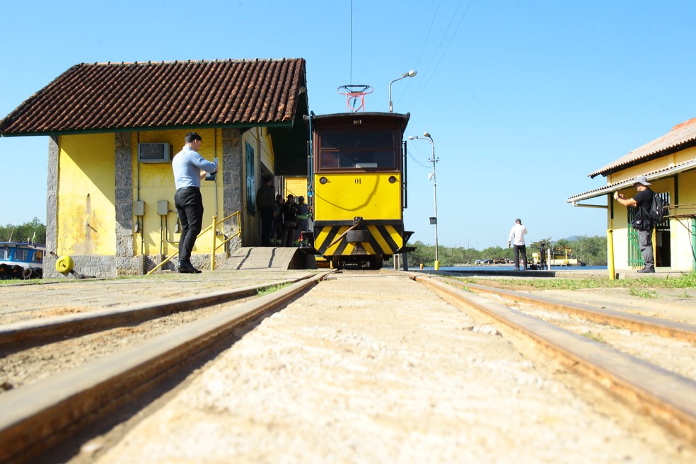 Para chegar à vila de Itatinga, é necessário pegar um bonde para subir a serra — Foto: Vanessa Rodrigues/A Tribuna Jornal