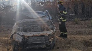 Picape fica parcialmente destruda aps sair da pista e capotar na GO-446, em Posse, Gois  Foto: Divulgao/Bombeiros