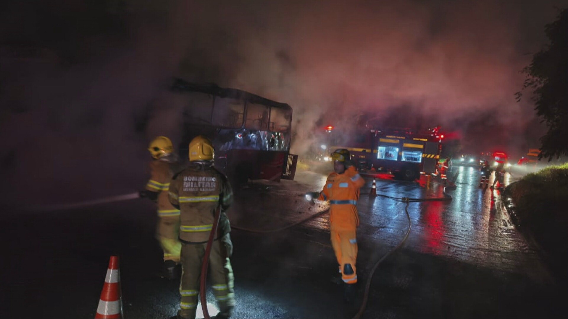 Acidente na BR-381, em Sabará, provoca incêndio em ônibus