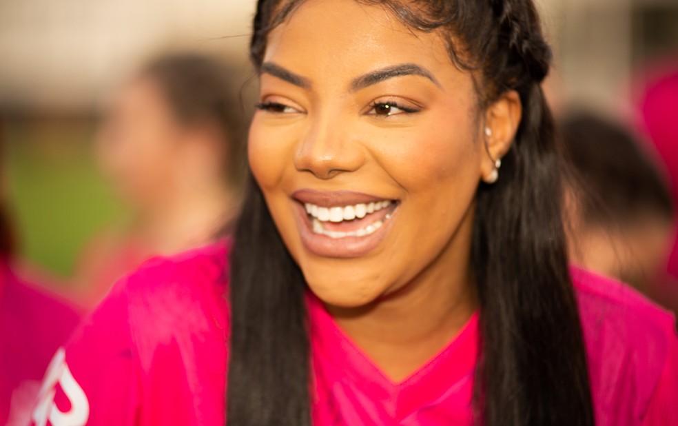 Cantora Ludmilla durante jogo contra Comercial — Foto: Érico Andrade