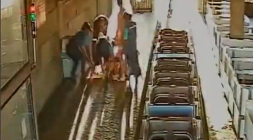 Imagens mostram &uacute;ltimos momentos de jovem antes de acidente em montanha-russa do Hopi Hari &mdash; Foto: Reprodu&ccedil;&atilde;o/TV Globo