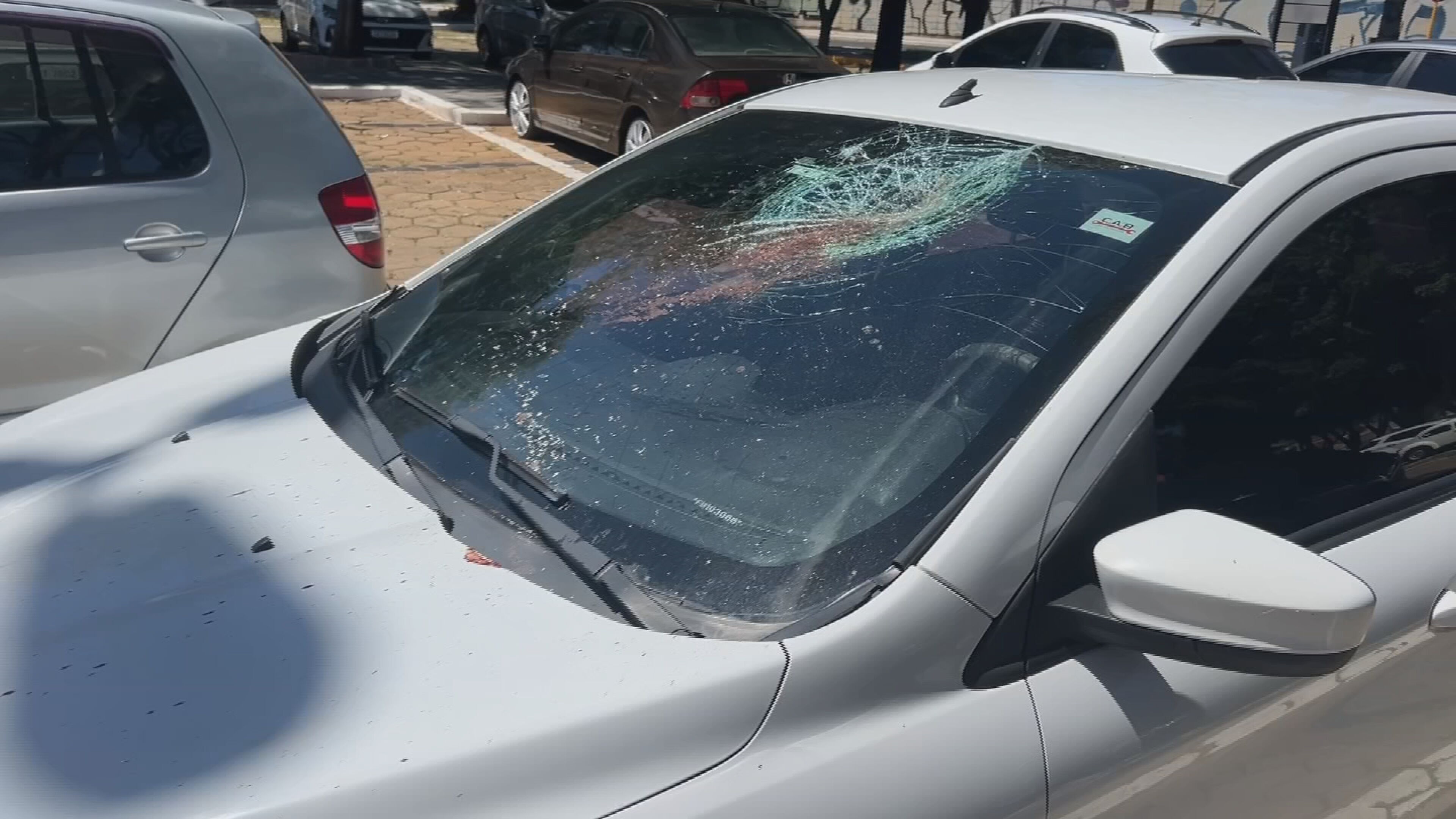 Homem é preso por vandalismo após quebrar vidros e danificar carro na Rodoviária de Bauru