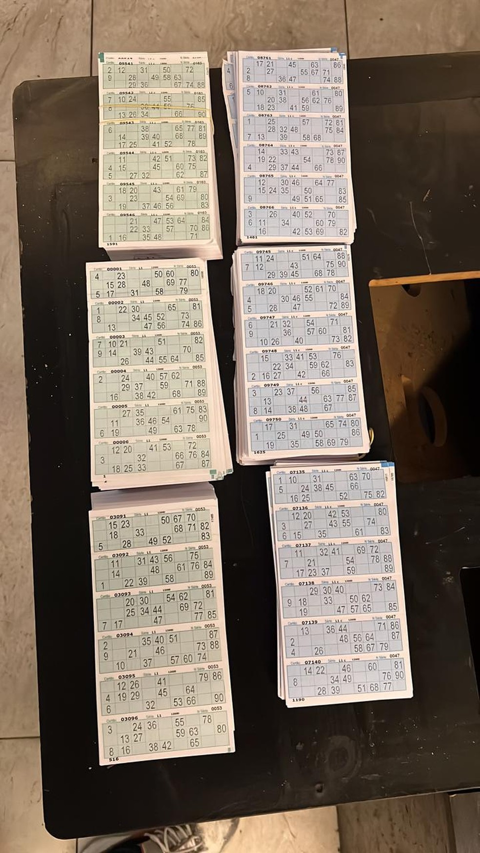 Cartelas apreendidas em bingo clandestino — Foto: Reprodução
