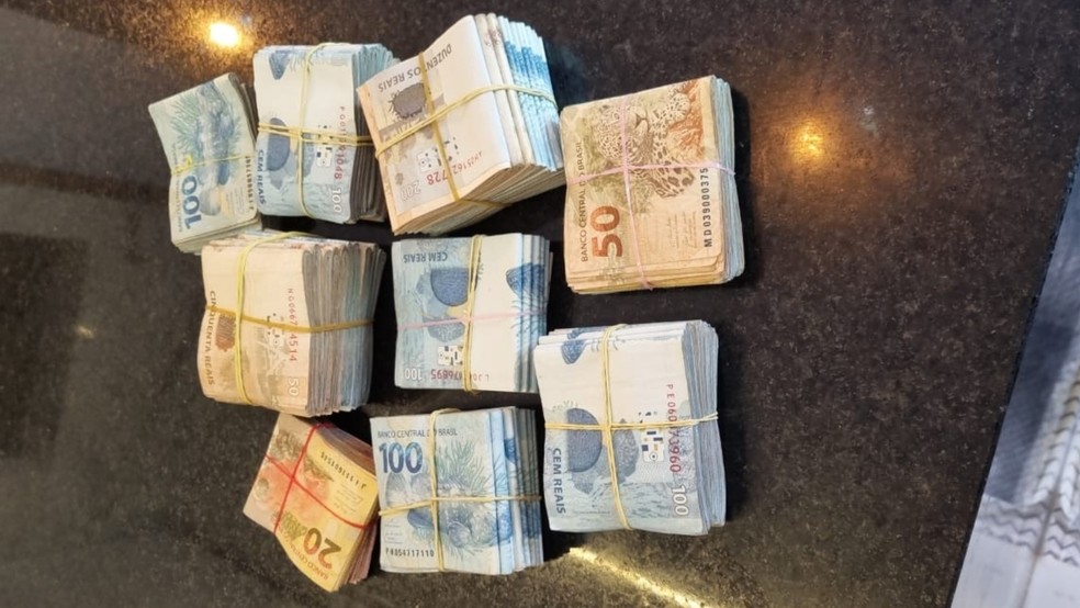 Agentes apreenderam R$ 75 mil em espécie durante cumprimento das ordens judicias nas cidades do Eusébio e Horizonte. — Foto: Polícia Federal/ Divulgação