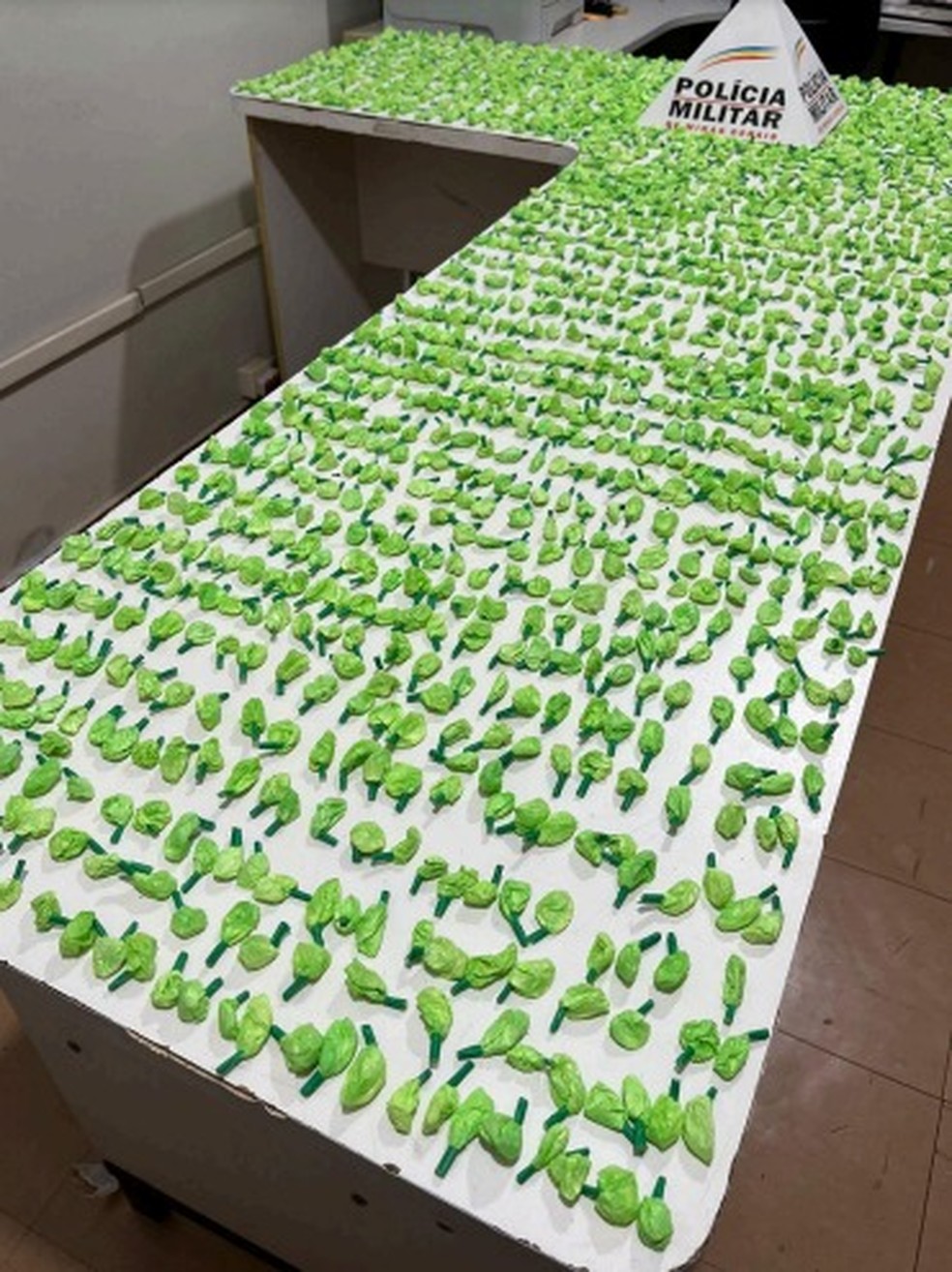 Papelotes de cocaína apreendidos em Nova Pomte — Foto: Polícia Militar/Divulgação